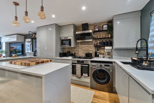 Craigen Gardens, Ilford 2 bed terraced house for sale
