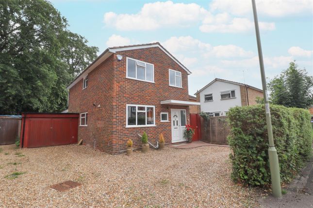 Fleming Close, Farnborough GU14 4 bed detached house for sale