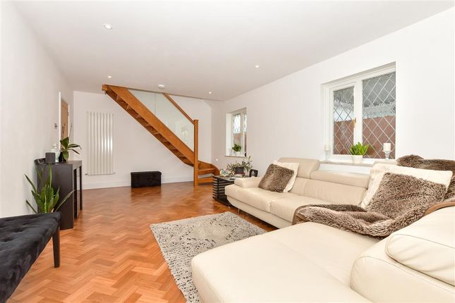 5 bed detached house
