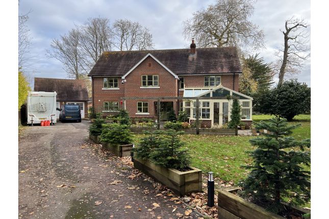 5 bed detached house