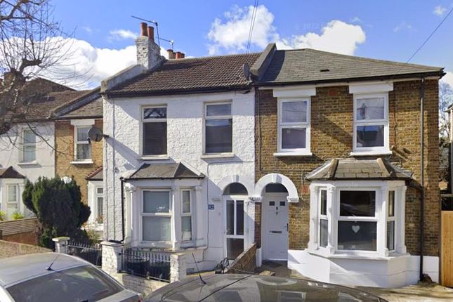 First Floor Flat, 62 Eardley Road... 2 bed flat for sale