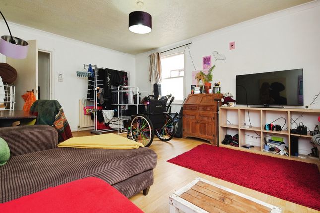 3 bedroom flat for sale