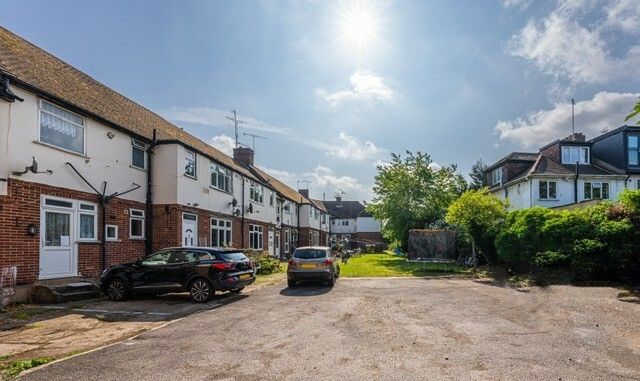 Watford Way, London NW4 2 bed maisonette for sale