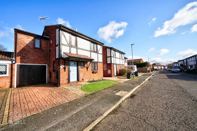 Corbridge Drive, Luton, Bedfordshire... 4 bed link detached house for sale