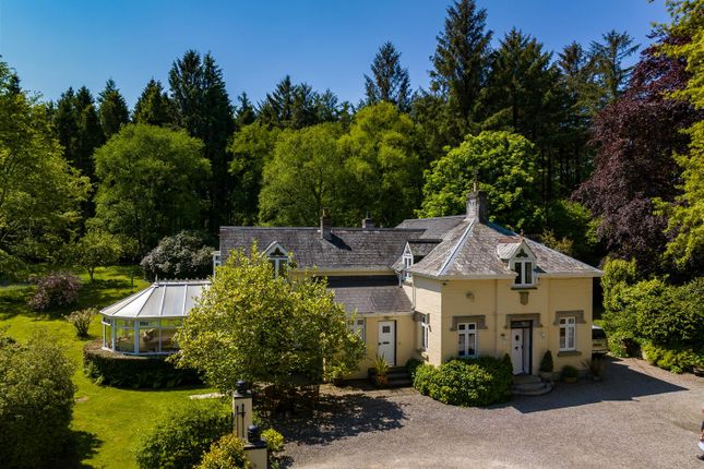 6 bed detached house