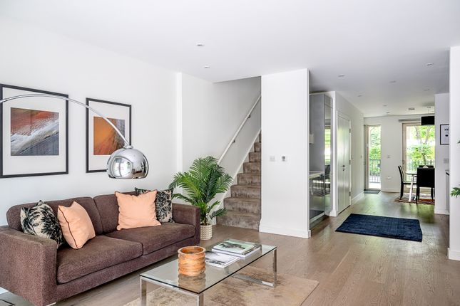 Victory Place, Elephant & Castle SE17 3 bed maisonette for sale