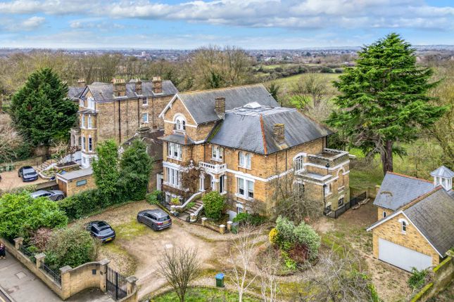 6 bedroom detached house for sale