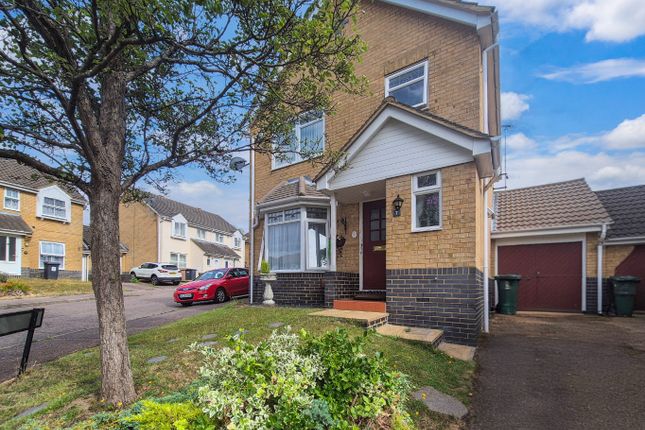 Pomeroy Grove, Luton, Bedfordshire... 3 bed detached house for sale