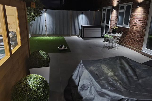 Chase Court Gardens, Enfield 2 bed flat for sale
