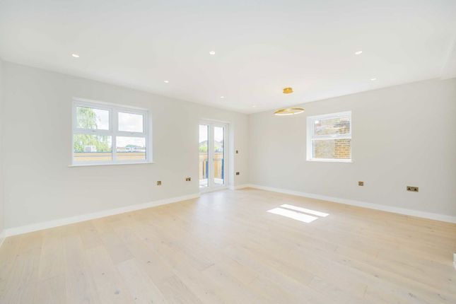 The Broadway, Wimbledon SW19 2 bed maisonette for sale