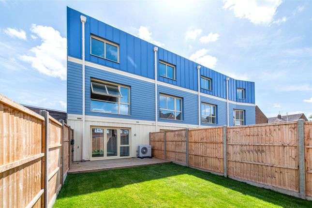 Goldsmith Mews, Chalk, Kent, DA12 3 bed end of terrace house for sale