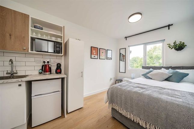 Askew Road, London W12 2 bed flat for sale