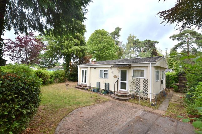 Rowan Dale, Grange Estate, Fleet GU52 2 bed mobile home for sale