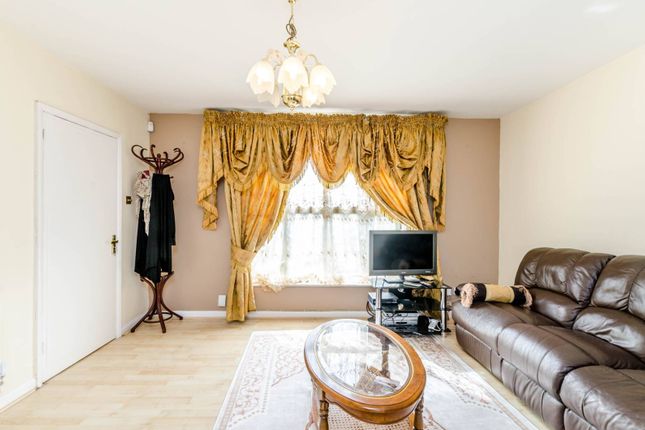 Newnham Gardens, Northolt, UB5 3 bed semi