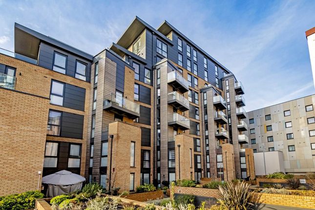 Baltic Avenue, Brentford TW8 2 bed flat for sale
