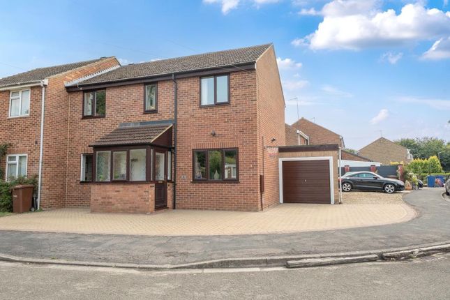 Banbury,  Oxfordshire,  OX16 3 bed semi