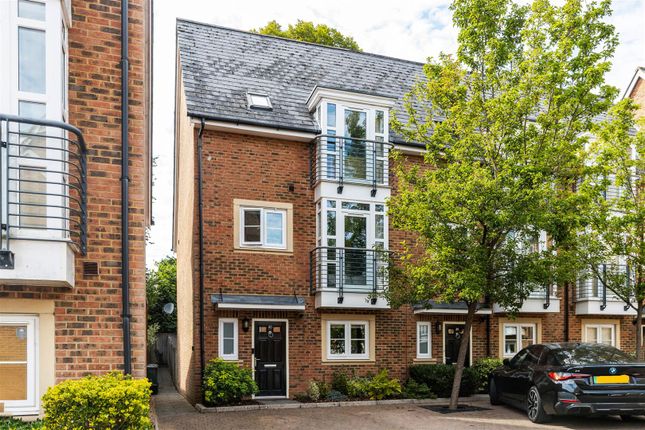 Caberfeigh Close, Redhill 4 bed end of terrace house for sale