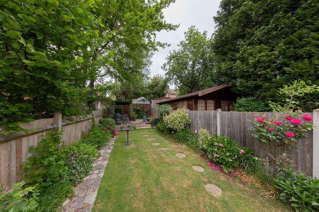 River Way, Loughton, IG10 2 bed maisonette for sale
