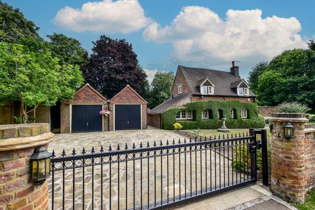 Chesham Road, Bovingdon, HP3 2 bed cottage for sale