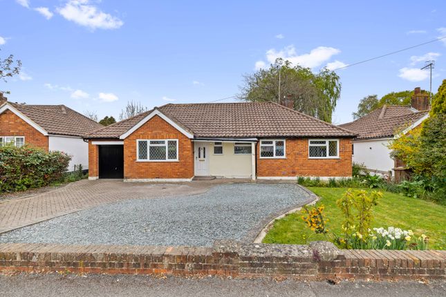 Cheyne Walk, Horley RH6 3 bed bungalow for sale