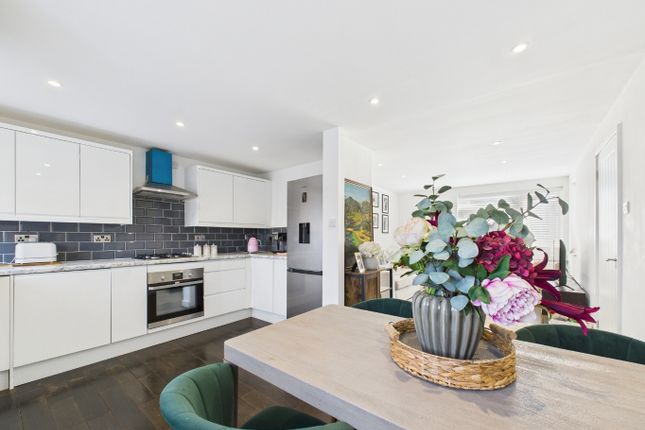 Langdon Shaw, Sidcup DA14 2 bed ground floor maisonette for sale