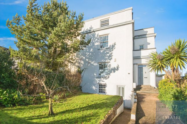 6 bedroom semi-detached house for sale