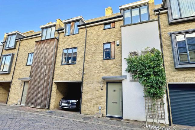 Hardy Close, Chelmsford 3 bed townhouse for sale