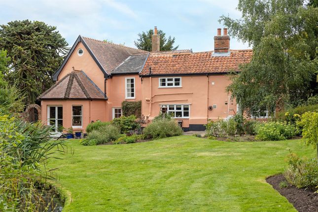 6 bedroom link detached house for sale
