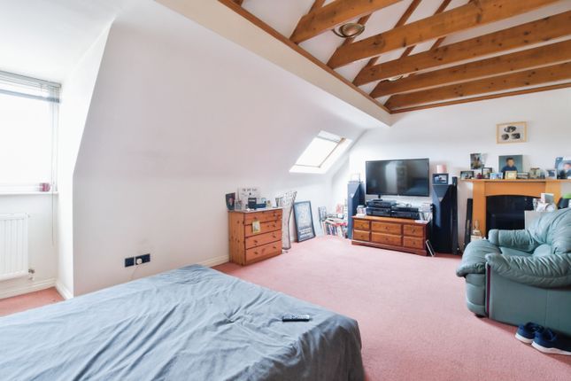 4 bedroom flat for sale