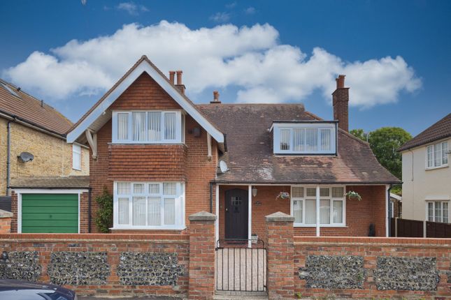 Avebury Avenue, Ramsgate, Kent, CT11 3 bed detached house for sale