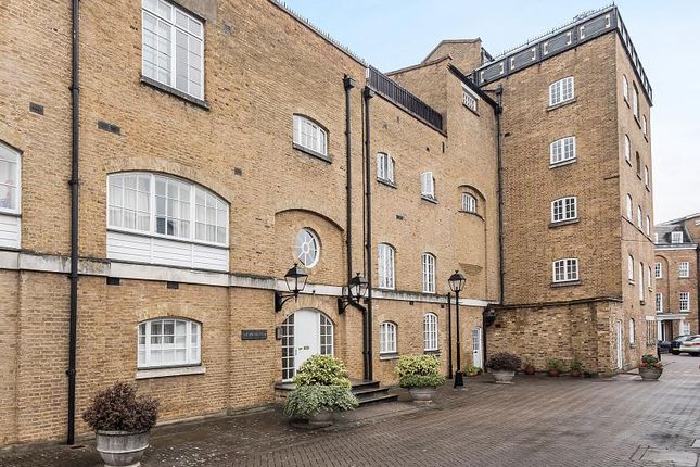 Regents Bridge Gardens, London, SW8 1HD 1 bed flat for sale