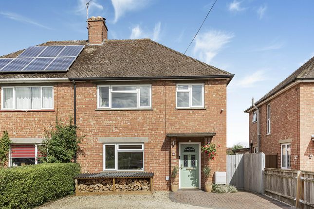 Lambourne Crescent, Bicester, OX26 3 bed semi
