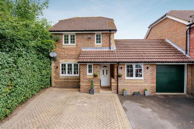 Francis Gardens, Warfield 3 bed link detached house for sale