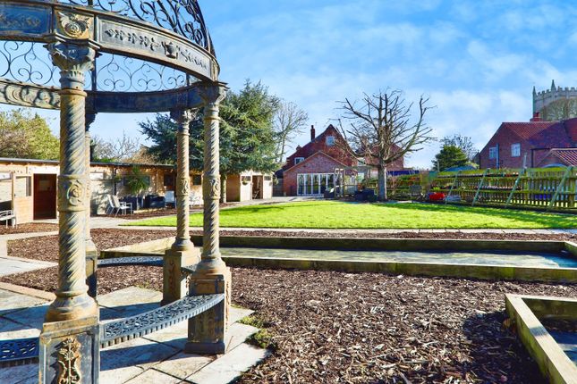 5 bedroom semi-detached house for sale