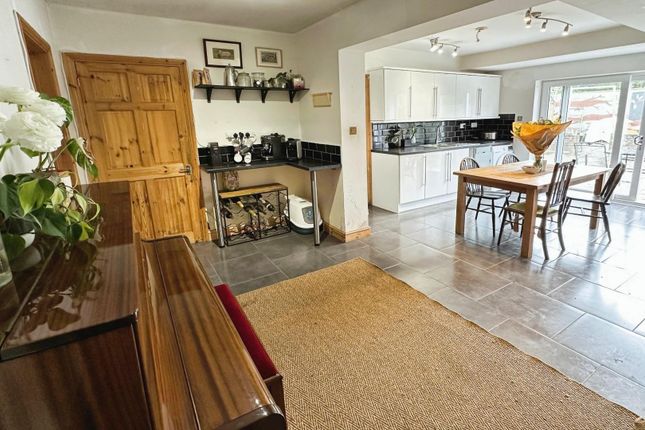 5 bedroom semi-detached house for sale