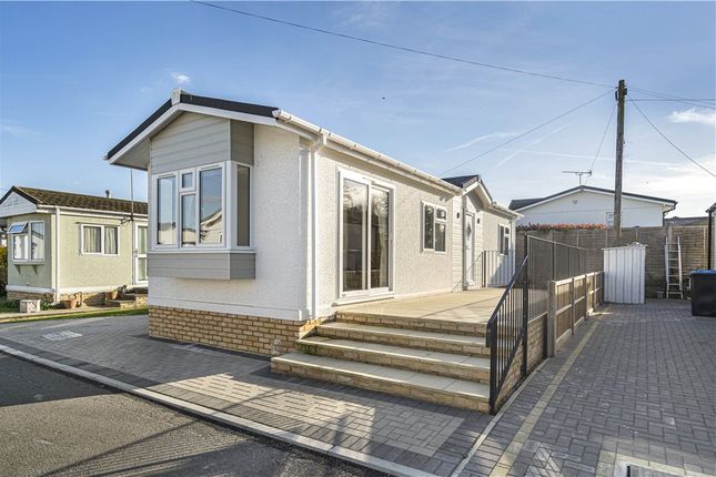 Woodlands, Addlestone KT15 2 bed park home for sale