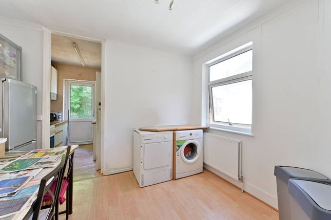 Kimble Road, Colliers Wood, London, SW19 2 bed flat for sale
