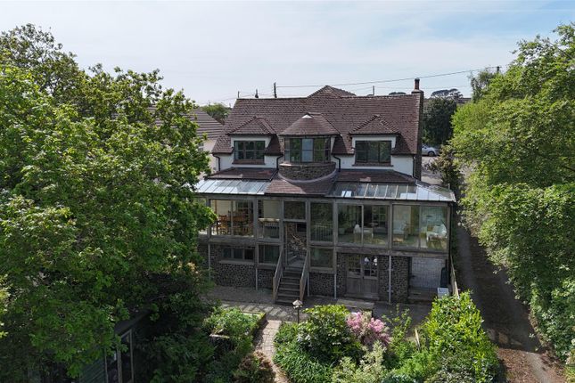 6 bed detached house