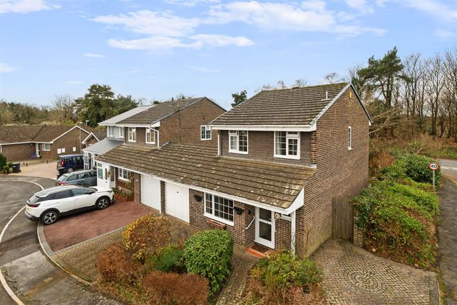 3 bed link detached house