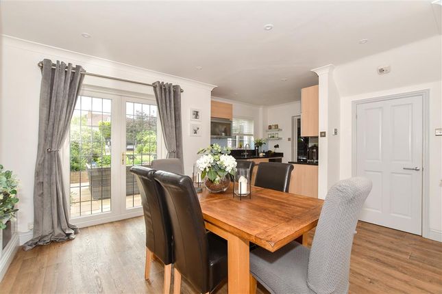 Comptons Lane, Horsham, West Sussex 3 bed semi
