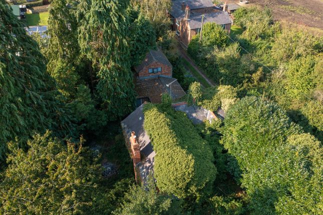 5 bed detached house