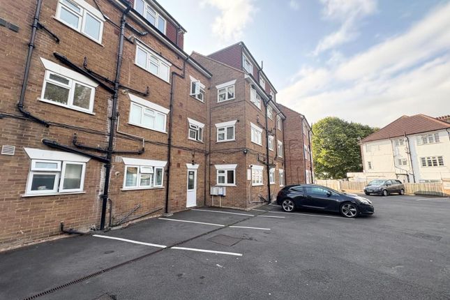 Lampton Road, Hounslow 2 bed flat for sale