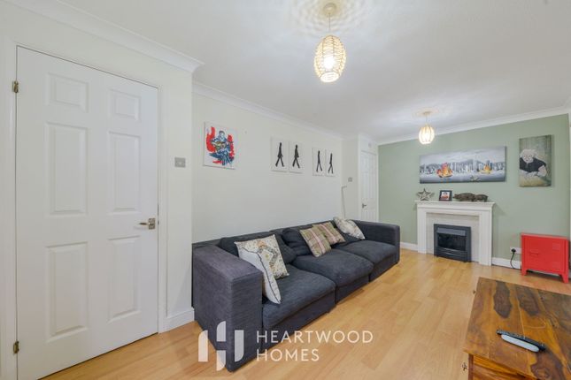 Beverley Gardens, St Albans AL4 9BJ 2 bed terraced bungalow for sale