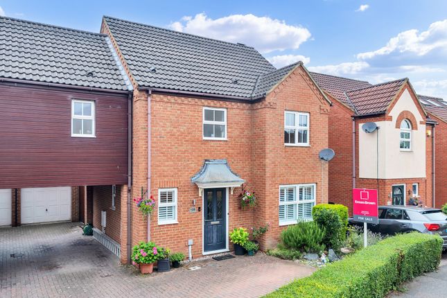 Redwing Rise, Royston SG8 4 bed link detached house for sale