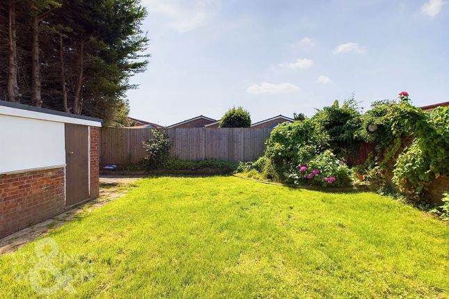 St. Laurence Avenue, Brundall, Norwich 3 bed detached bungalow for sale