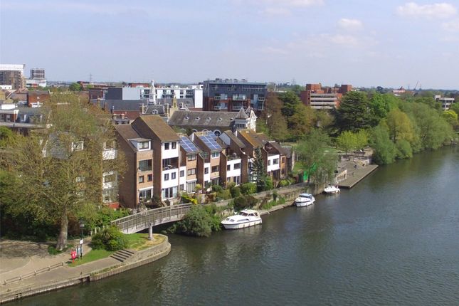 Colnebridge Close, Surrey TW18 2 bed terraced house for sale