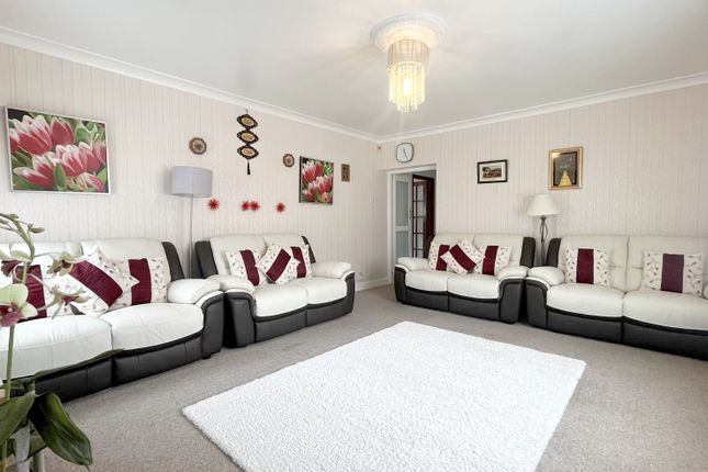Waddington Avenue, Coulsdon CR5 2 bed semi