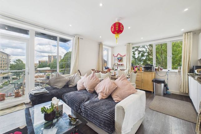 High Street, Feltham, Middlesex, TW13 2 bed apartment for sale