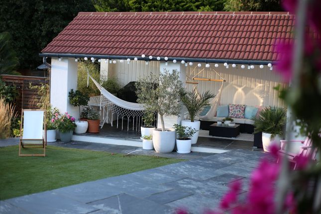 Staines Road, Wraysbury, Berkshire, TW19 4 bed bungalow for sale