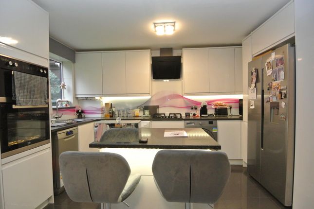 Dutch Barn Close, Stanwell TW19 2 bed flat for sale
